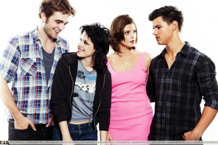 Robert Pattinson ( Edward ), Kristen Stewart ( Bella ), Asheley Greene ( Alice ) e  Taylor Lautner (Jacob )