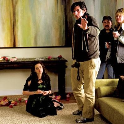 O Diretor aconcelhando Kristen na cena do aniversário de Bella na casa dos Cullens